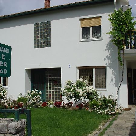 Apartments And Rooms Mirjana 比比涅 外观 照片