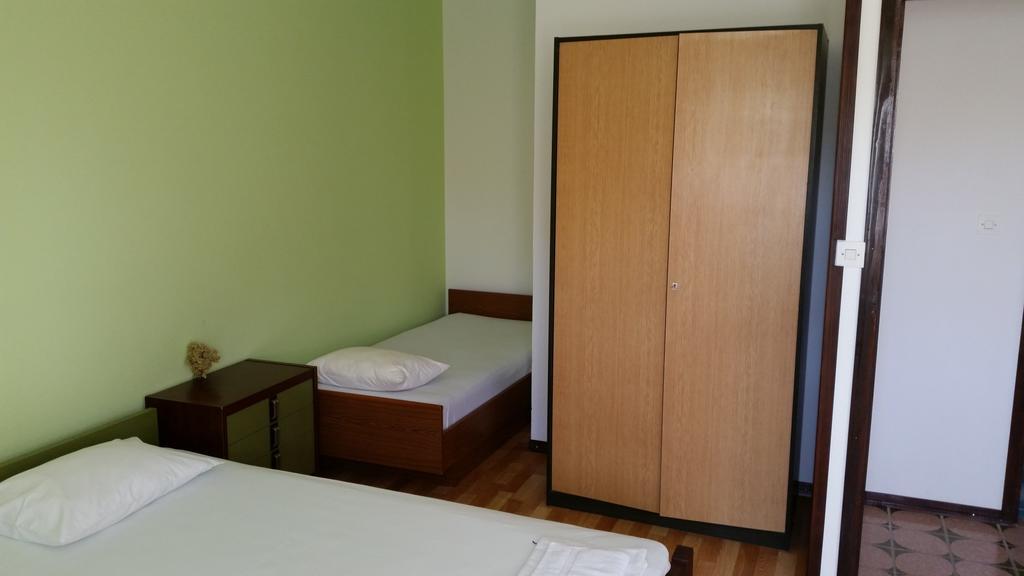 Apartments And Rooms Mirjana 比比涅 客房 照片