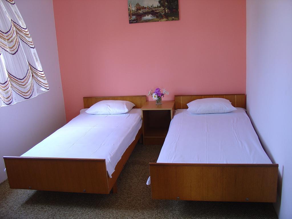 Apartments And Rooms Mirjana 比比涅 客房 照片